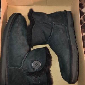 UGG BLACK SHORT BOOTS